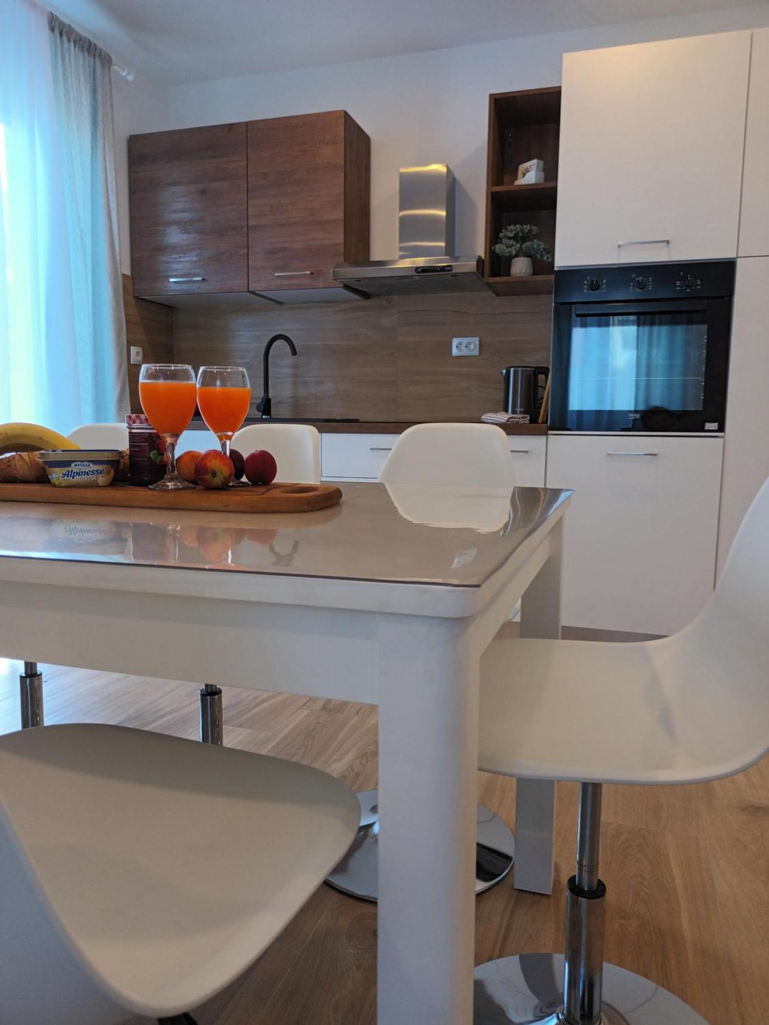 Apartmani Tolj Makarska Esterno foto